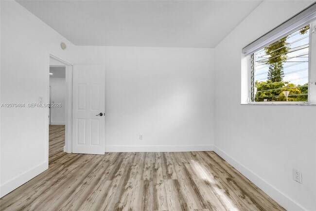 Building Photo - 2250 Bay Dr