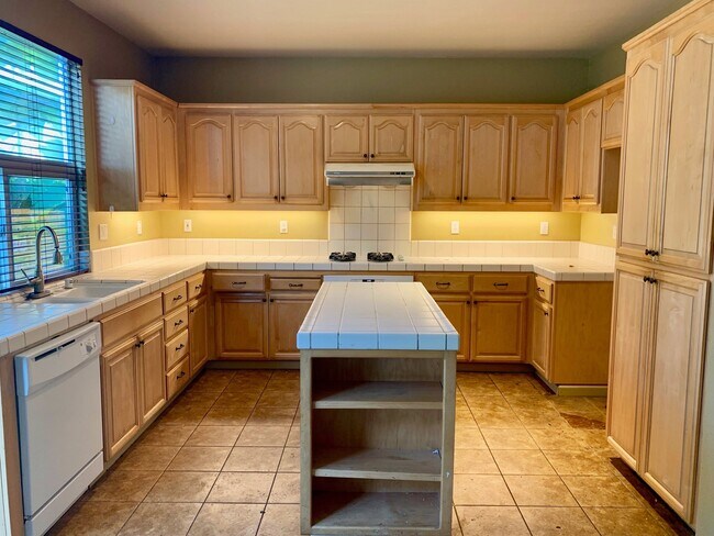 Building Photo - 4 Bed with Large Backyard!