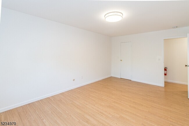 Building Photo - 530 Park Ave