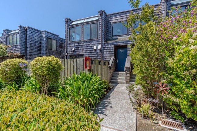 Building Photo - 262 Beachview Ave