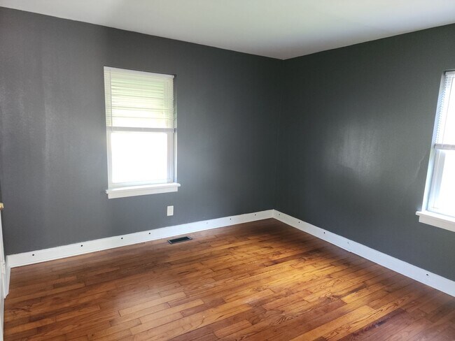 Building Photo - Lovely Brick Home in Established Neighborh...