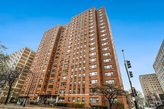 Building Photo - 2909 N Sheridan Rd