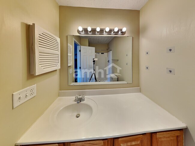 Building Photo - 8 Danielson Cir