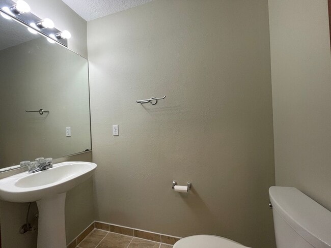 Building Photo - Bright 3 Bedroom 2.5 Bathroom House ~ Wash...