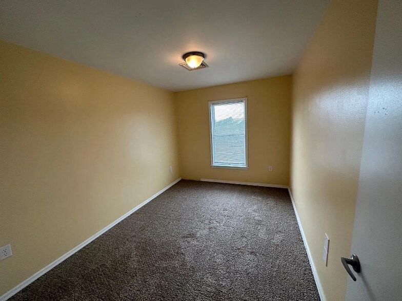 Building Photo - 203 Poplar Dr