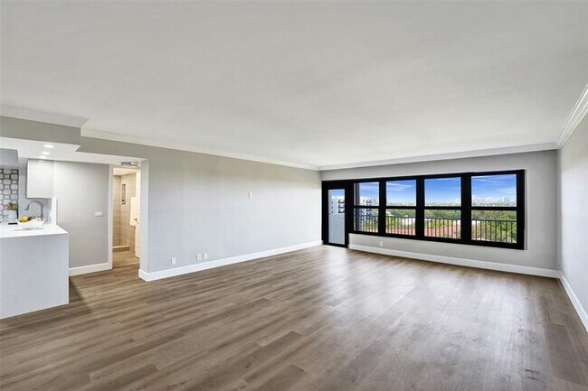 Building Photo - 3200 Port Royale Dr N