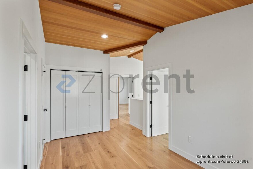 Building Photo - 912 61st St