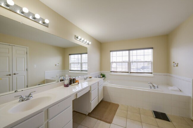 Building Photo - Luxurious Single Family Home in Emerald Farm