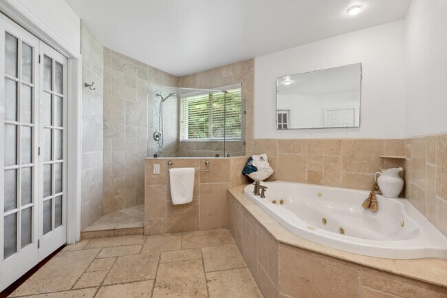 Building Photo - 949 Seagate Dr
