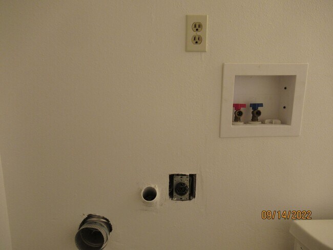 Building Photo - MOVE-IN SPECIAL!*** Fully Remodeled Townho...