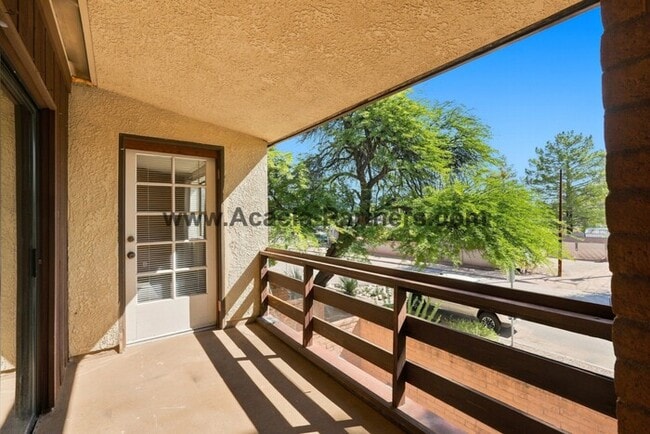 Building Photo - Spacious Three Bedroom/Three Bath Townhome
