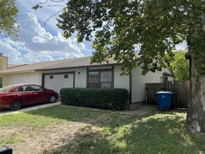 Building Photo - Cute 2/2 duplex with a garage