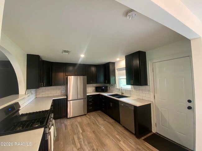 Building Photo - 9922 N Parkview Dr