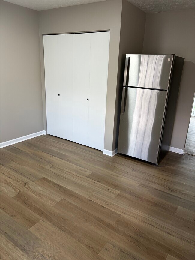 Building Photo - Green Acres - 4943-4959