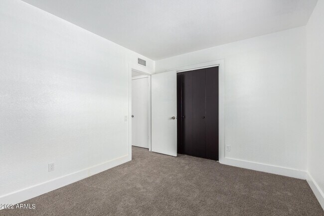 Building Photo - 19 W Piute Ave