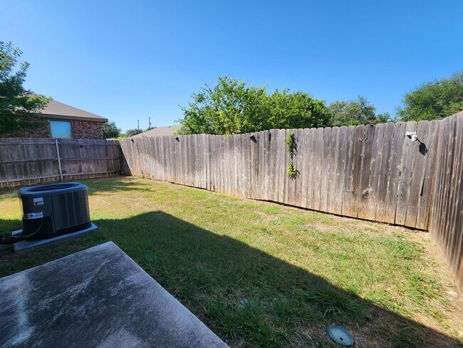 Building Photo - 3/2.5/2 Duplex / Minutes from Downtown NB & Creekside Shopping & Restaurants / Fenced in Yard /CISD