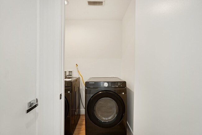 Building Photo - 4232 Rosewood Ave