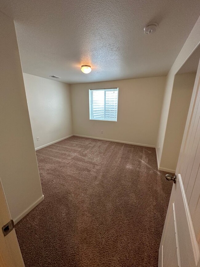 Building Photo - 4 BEDROOM, 3.5 BATHROOM, SADDLE RIDGE TWIN...