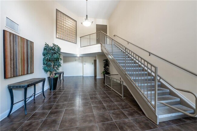 Building Photo - 898 Oak St SW