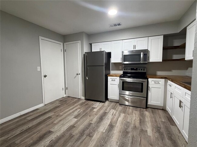 Building Photo - 445 Lakeside Pl