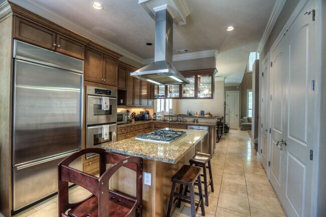 Building Photo - 1043 Memorial Village Dr