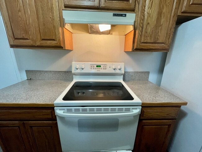 Building Photo - Classic 3 Bedroom 1.5 Bathroom Ranch House in Beaverton!! Great Yard! Cedar Hills~Cedar Mill Nort...