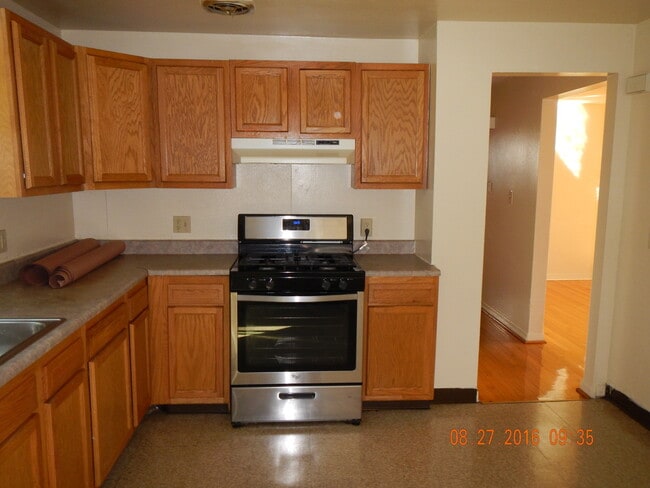 Building Photo - 3 Bed |1 Bath Beautiful Flat with Garage A...