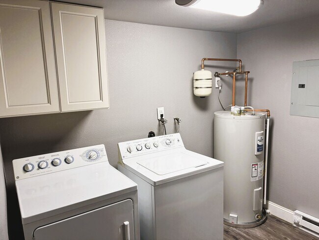 Building Photo - 1 Bedroom, 1 Bath Condo Available ASAP! Ve...