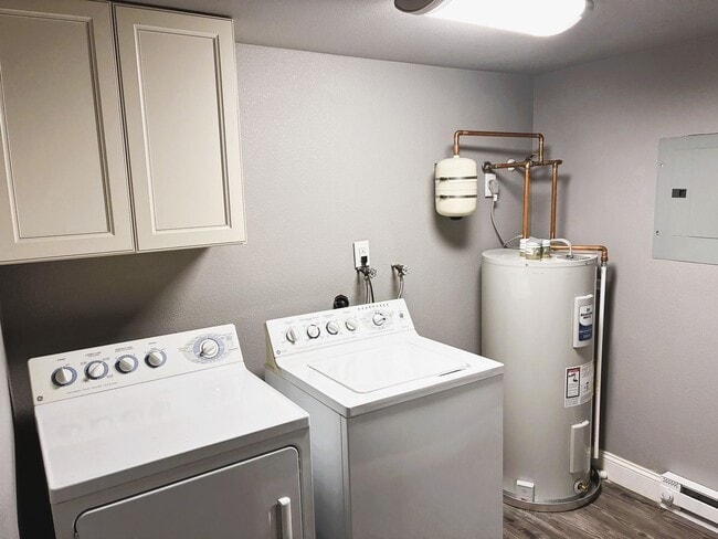 Building Photo - 1 Bedroom, 1 Bath Condo Available Sept 4st...