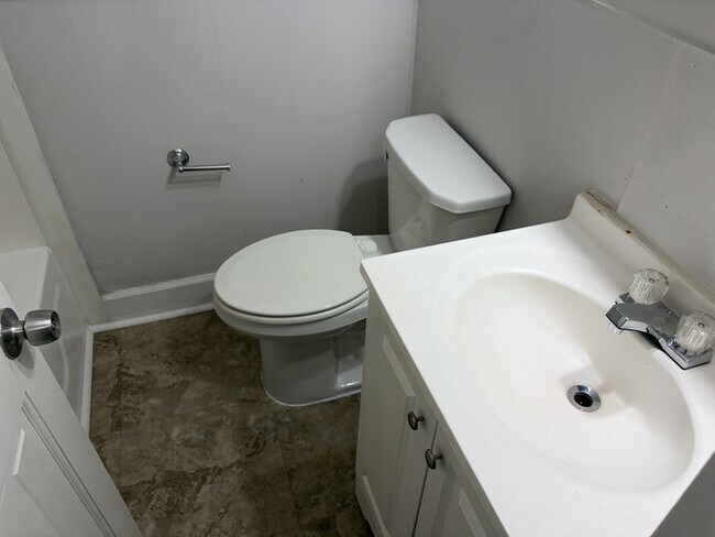 Building Photo - 2 Bed / 1 Bath House for Rent in Huntsville, AL 35805