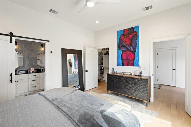 Building Photo - 4800 Vinson Dr