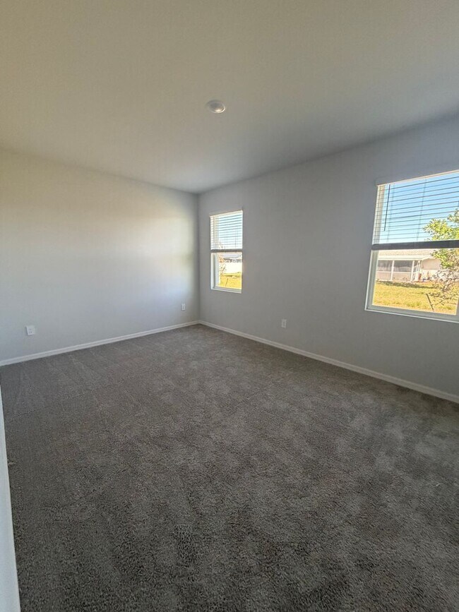 Building Photo - 915 NE 19th St