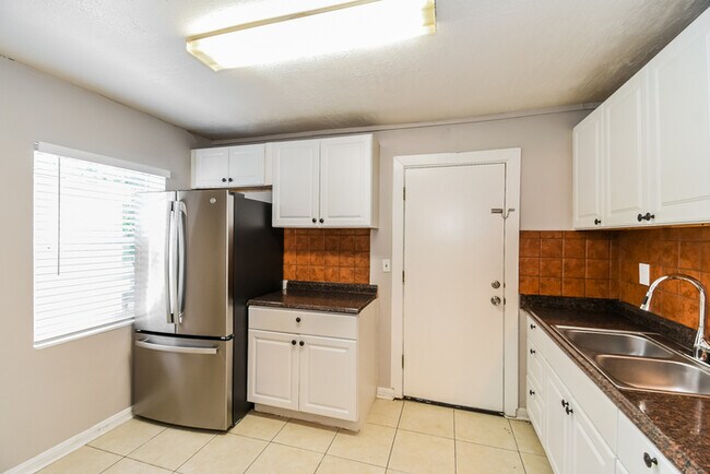 Building Photo - 7909 Caxton Cir W