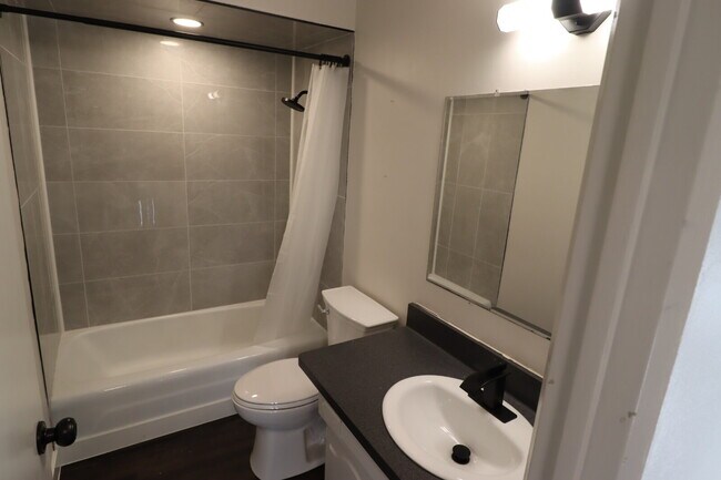 Building Photo - Updated 3-Bed Duplex with 1.5 Baths in Appleton