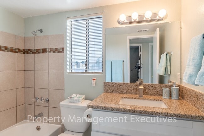 Building Photo - Remodeled 3 Bedroom, 1 Bath Duplex with Ga...