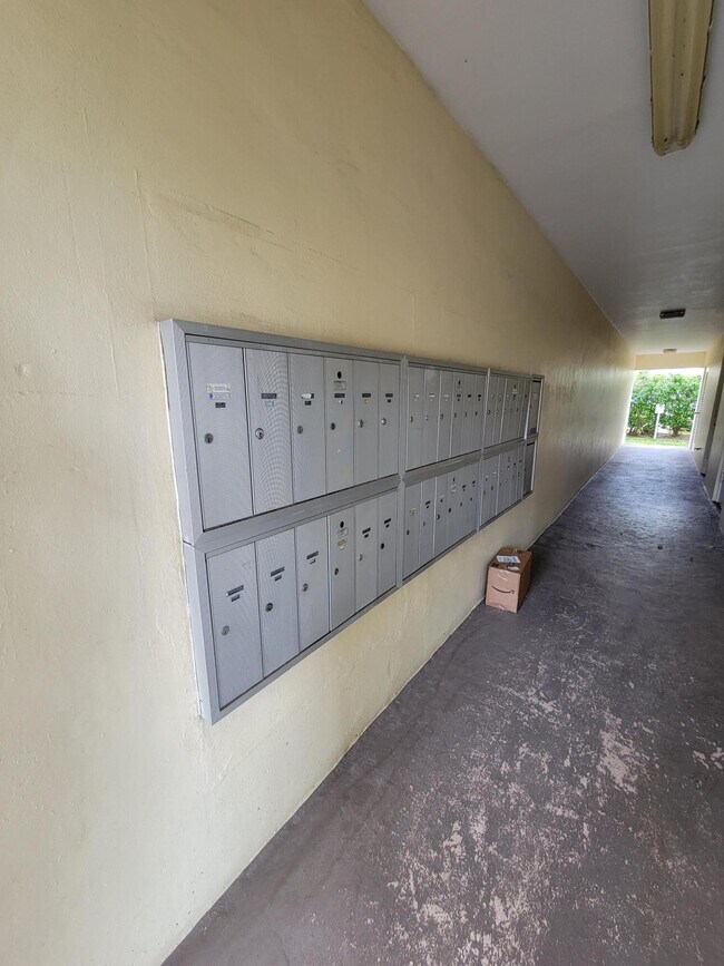 Building Photo - 1340 NE 28th Ave