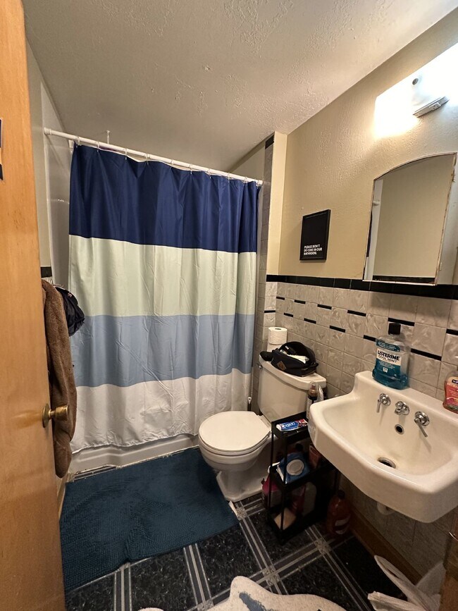 Building Photo - 4 Bed 2 Bath close to UWEC and downtown! A...