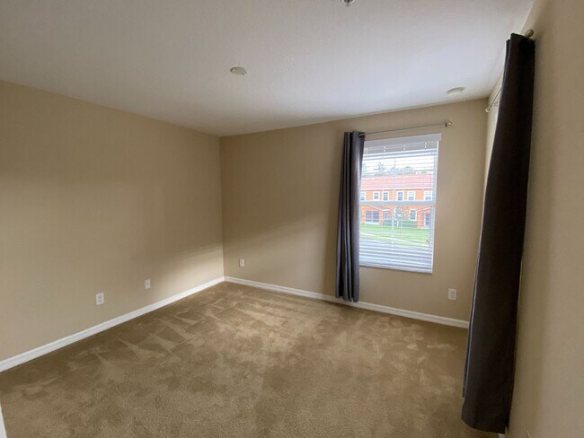 Building Photo - Townhome in Gated Community in the heart of Oviedo