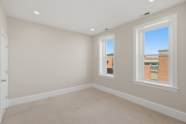 Building Photo - Columbia Heights Penthouse Condo | 1 Bed | 1 Bath | 600 Sf