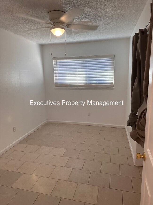 Building Photo - 1202 Kings Ave