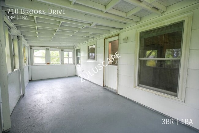 Building Photo - 710 Brooks Dr