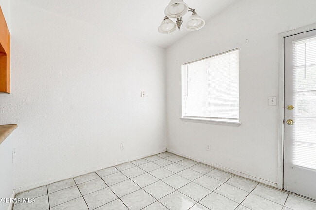 Building Photo - 3229 E Glen Dr