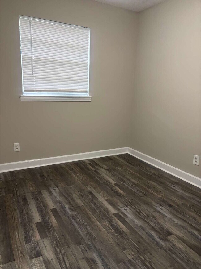 Building Photo - "Charming 3-Bed, 2-Bath Haven on Range Line Road – Your Memphis Retreat Awaits!"