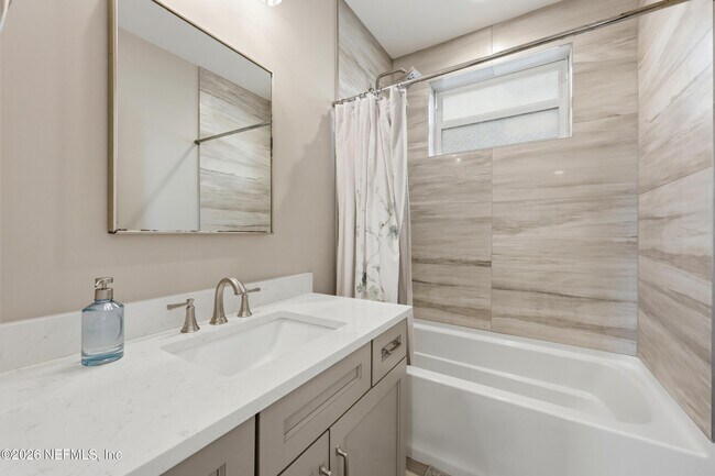 Building Photo - 115 1st St S