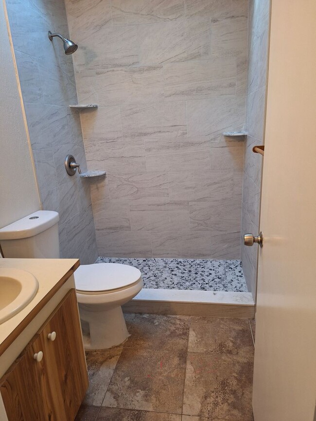 Building Photo - 2BR 2BA 1 CAR GARAGE DUPLEX