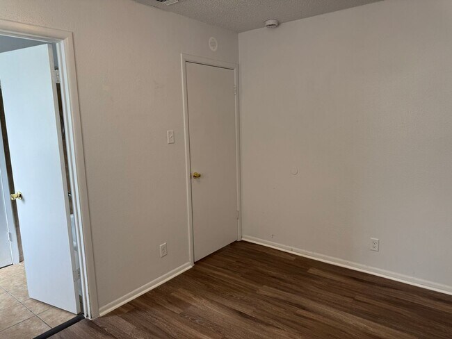Building Photo - 132 Meadow Way