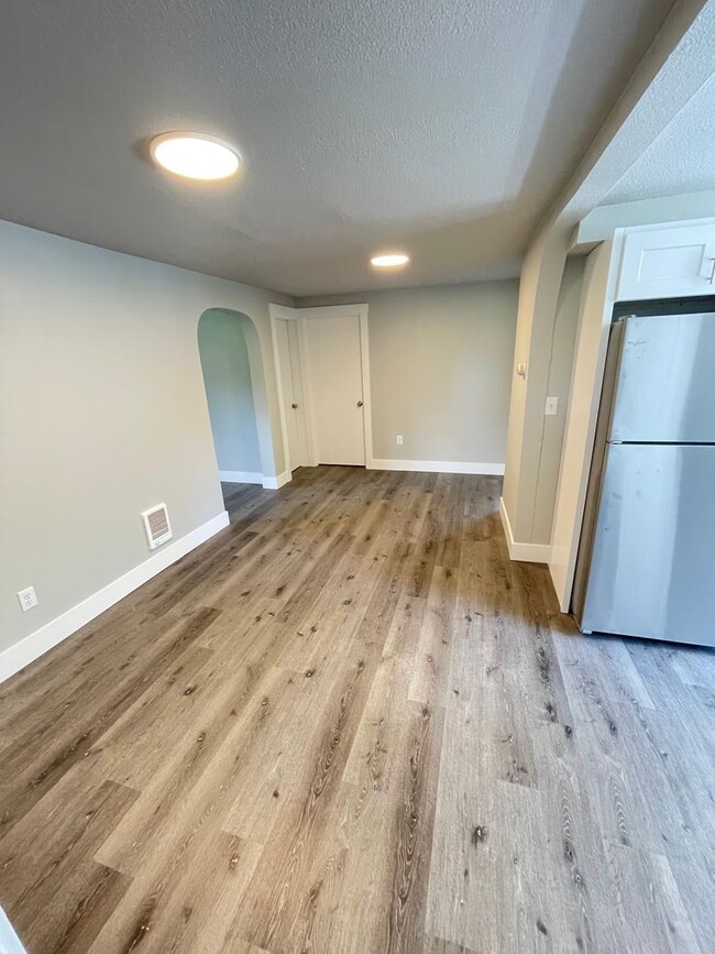 Building Photo - Newly Remodeled 3-bedroom 1 bath, spacious...