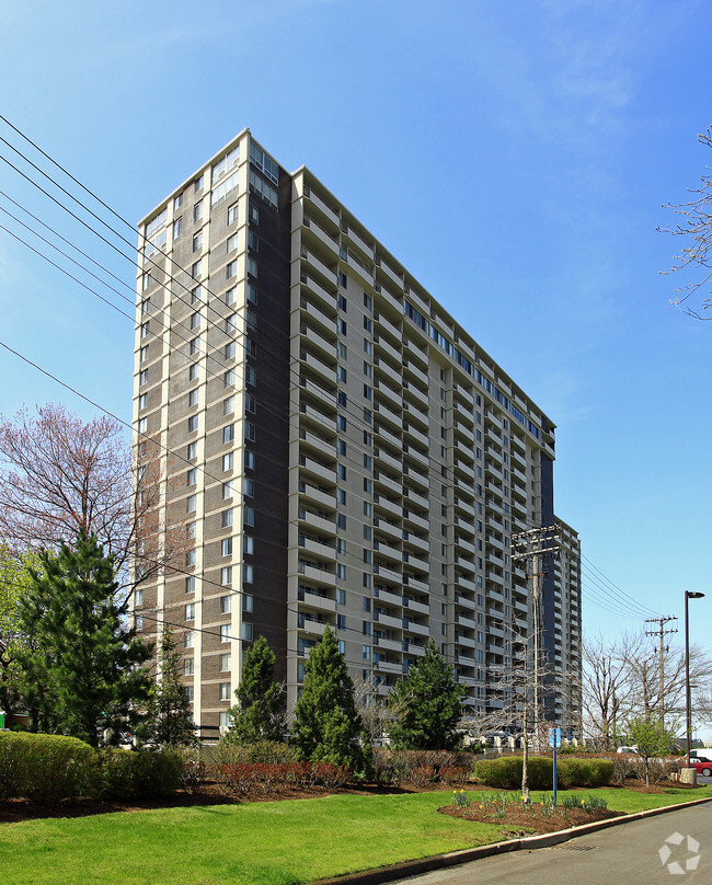 Building Photo - The Carlyle on the Lake