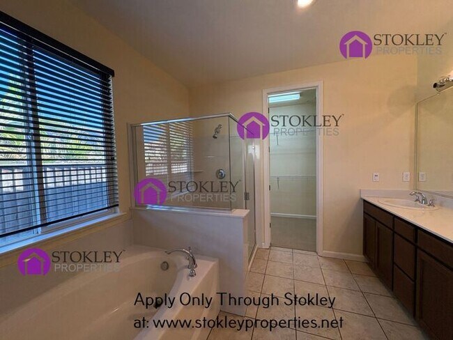 Building Photo - 2573 Tampico Dr