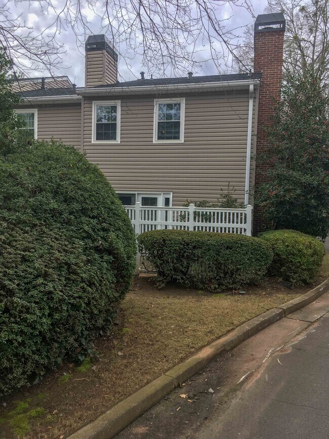 Building Photo - 1750 Clairmont Rd